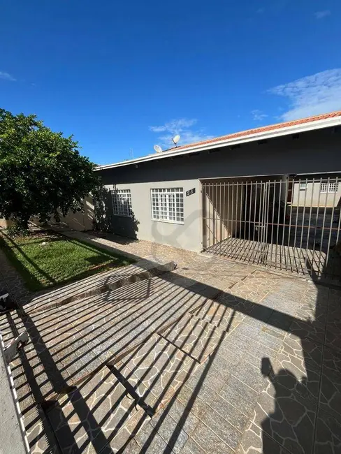 Foto 1 de Casa com 4 quartos para alugar, 135m2 em Bandeirantes, Londrina - PR