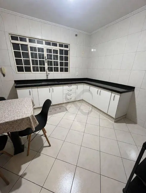 Foto 4 de Casa com 4 quartos para alugar, 135m2 em Bandeirantes, Londrina - PR