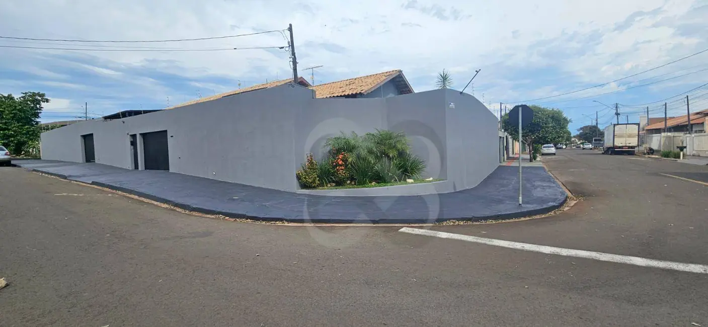 Casa com 2 quartos à venda e para alugar, 329m2 em Esperança, Londrina - PR - imagem 2 Foto 2 de Casa com 2 quartos à venda e para alugar, 329m2 em Esperança, Londrina - PR