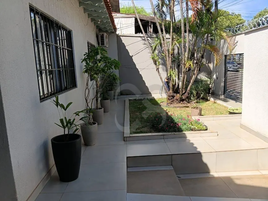 Foto 2 de Casa com 4 quartos à venda, 294m2 em Bandeirantes, Londrina - PR