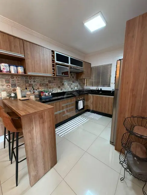 Casa com 3 quartos à venda, 250m2 em Jardim Pérola, Londrina - PR - imagem 9 Foto 9 de Casa com 3 quartos à venda, 250m2 em Jardim Pérola, Londrina - PR