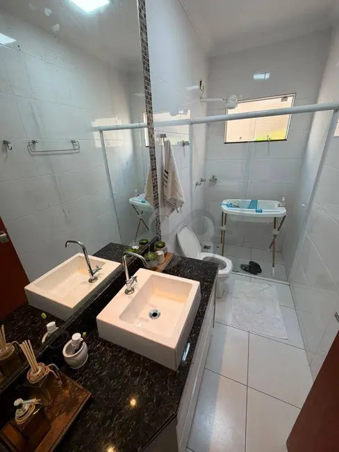 Casa com 3 quartos à venda, 250m2 em Jardim Pérola, Londrina - PR - imagem 3 Foto 3 de Casa com 3 quartos à venda, 250m2 em Jardim Pérola, Londrina - PR