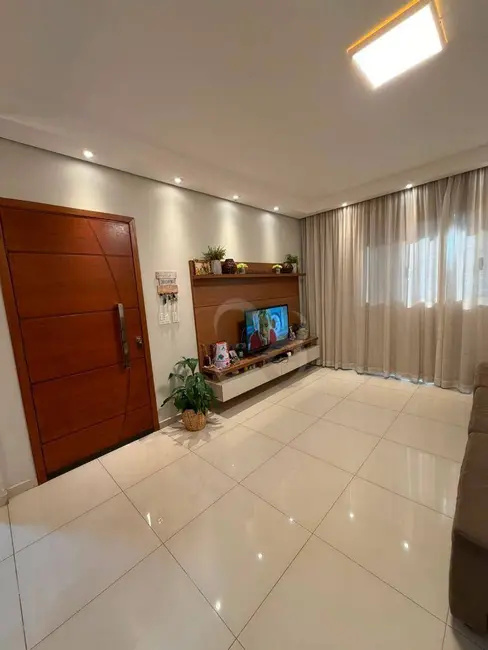 Casa com 3 quartos à venda, 250m2 em Jardim Pérola, Londrina - PR - imagem 8 Foto 8 de Casa com 3 quartos à venda, 250m2 em Jardim Pérola, Londrina - PR