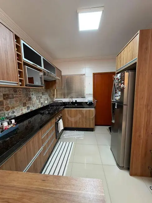 Casa com 3 quartos à venda, 250m2 em Jardim Pérola, Londrina - PR - imagem 2 Foto 2 de Casa com 3 quartos à venda, 250m2 em Jardim Pérola, Londrina - PR