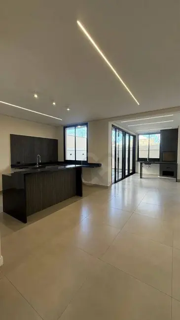 Foto 3 de Sobrado com 4 quartos à venda, 253m2 em Londrina - PR
