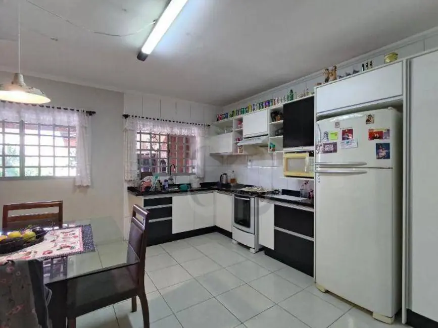 Casa com 3 quartos à venda, 153m2 em Pinheiros, Londrina - PR - imagem 6 Foto 6 de Casa com 3 quartos à venda, 153m2 em Pinheiros, Londrina - PR