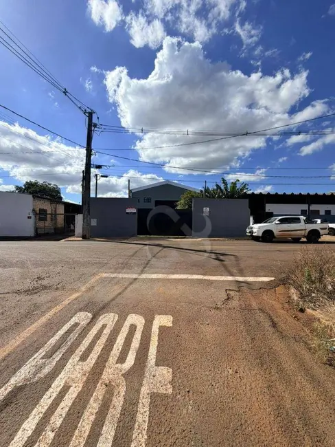Foto 3 de Armazém / Galpão à venda e para alugar, 1031m2 em Bandeirantes, Londrina - PR