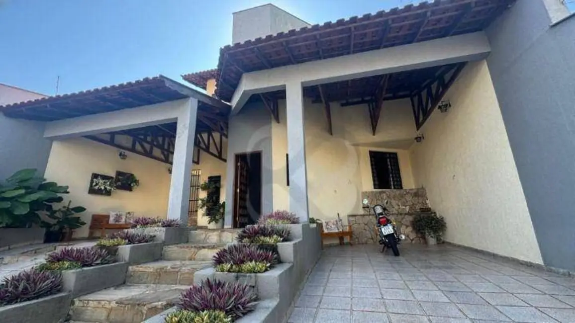 Casa com 4 quartos à venda, 250m2 em Jardim Alvorada, Londrina - PR - imagem 1 Foto 1 de Casa com 4 quartos à venda, 250m2 em Jardim Alvorada, Londrina - PR