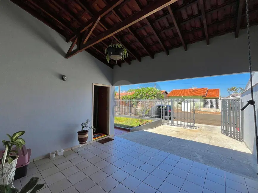 Casa com 3 quartos à venda, 307m2 em Aragarça, Londrina - PR - imagem 2 Foto 2 de Casa com 3 quartos à venda, 307m2 em Aragarça, Londrina - PR