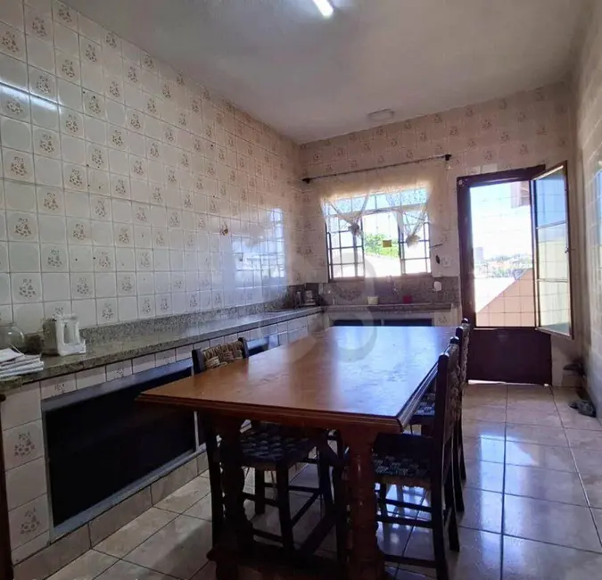 Casa com 3 quartos à venda, 275m2 em Jardim Presidente, Londrina - PR - imagem 3 Foto 3 de Casa com 3 quartos à venda, 275m2 em Jardim Presidente, Londrina - PR