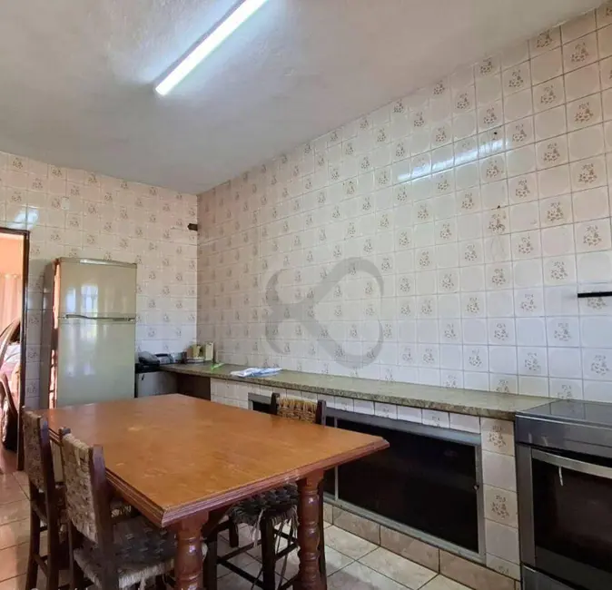 Casa com 3 quartos à venda, 275m2 em Jardim Presidente, Londrina - PR - imagem 4 Foto 4 de Casa com 3 quartos à venda, 275m2 em Jardim Presidente, Londrina - PR
