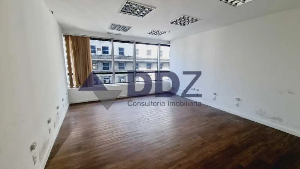 Sala Comercial à venda, 39m2 em Rio De Janeiro - RJ - imagem 1 Foto 1 de Sala Comercial à venda, 39m2 em Rio De Janeiro - RJ