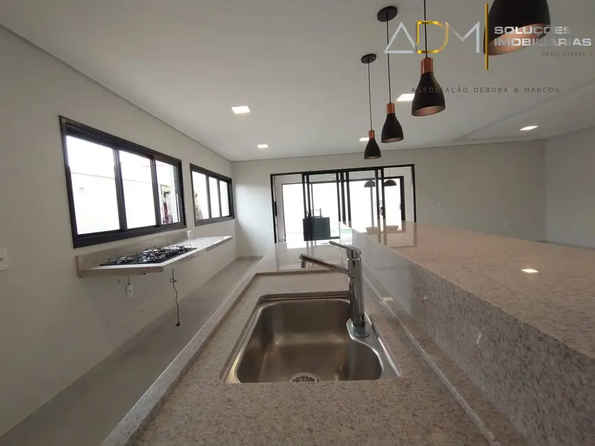 Foto 9 de Sobrado com 3 quartos à venda, 307m2 em Botucatu - SP