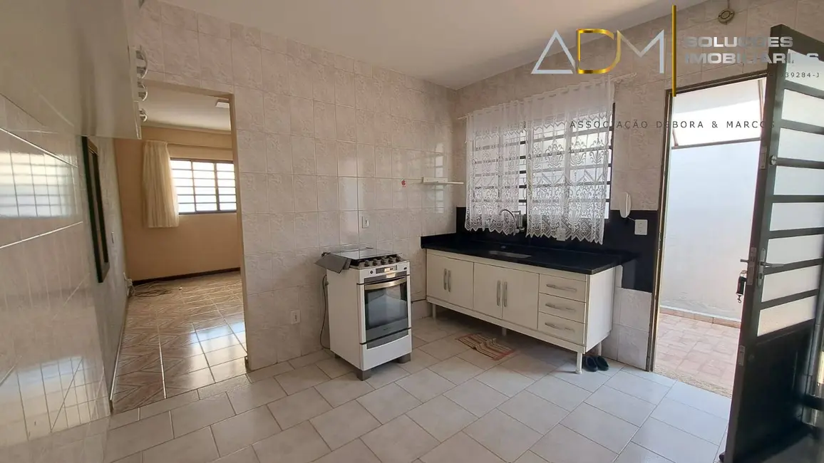 Foto 9 de Casa com 2 quartos à venda, 138m2 em Jardim Chácara dos Pinheiros, Botucatu - SP