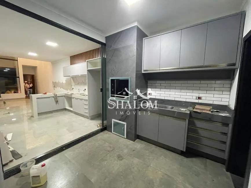 Casa com 3 quartos à venda, 165m2 em Jardim Ipanema, Maringa - PR - imagem 4 Foto 4 de Casa com 3 quartos à venda, 165m2 em Jardim Ipanema, Maringa - PR