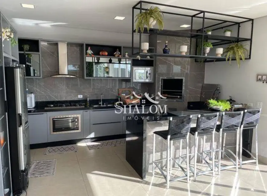 Foto 1 de Sobrado com 3 quartos à venda, 300m2 em Maringa - PR