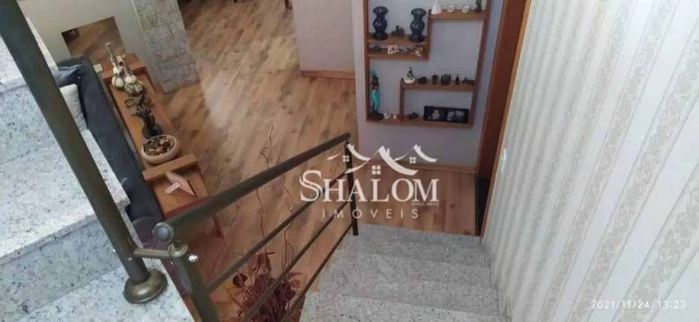 Sobrado com 3 quartos à venda, 180m2 em Cidade Jardim, Maringa - PR - imagem 8 Foto 8 de Sobrado com 3 quartos à venda, 180m2 em Cidade Jardim, Maringa - PR