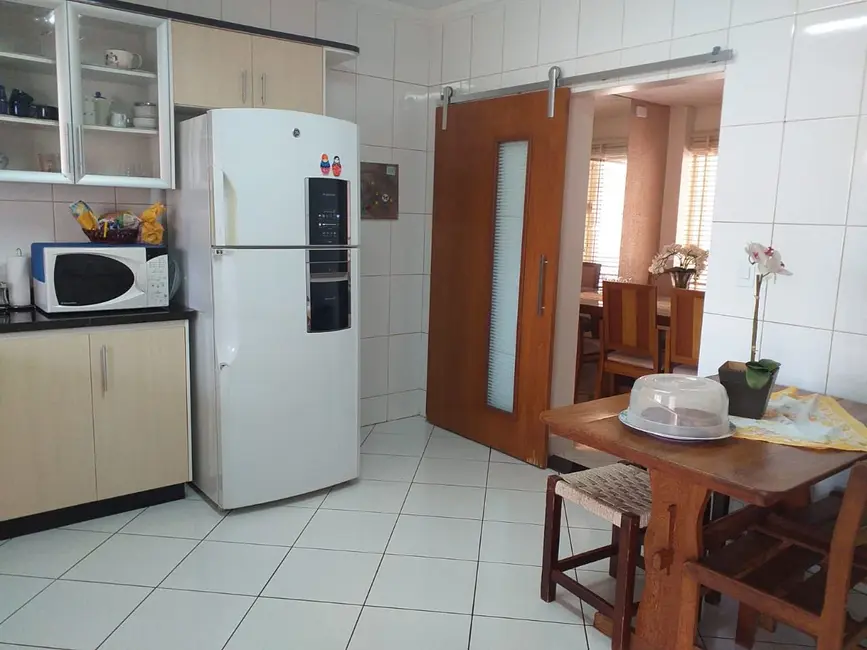 Sobrado com 3 quartos à venda, 177m2 em Jardim Itália II, Maringa - PR - imagem 4 Foto 4 de Sobrado com 3 quartos à venda, 177m2 em Jardim Itália II, Maringa - PR
