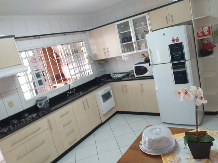 Sobrado com 3 quartos à venda, 177m2 em Jardim Itália II, Maringa - PR - imagem 7 Foto 7 de Sobrado com 3 quartos à venda, 177m2 em Jardim Itália II, Maringa - PR