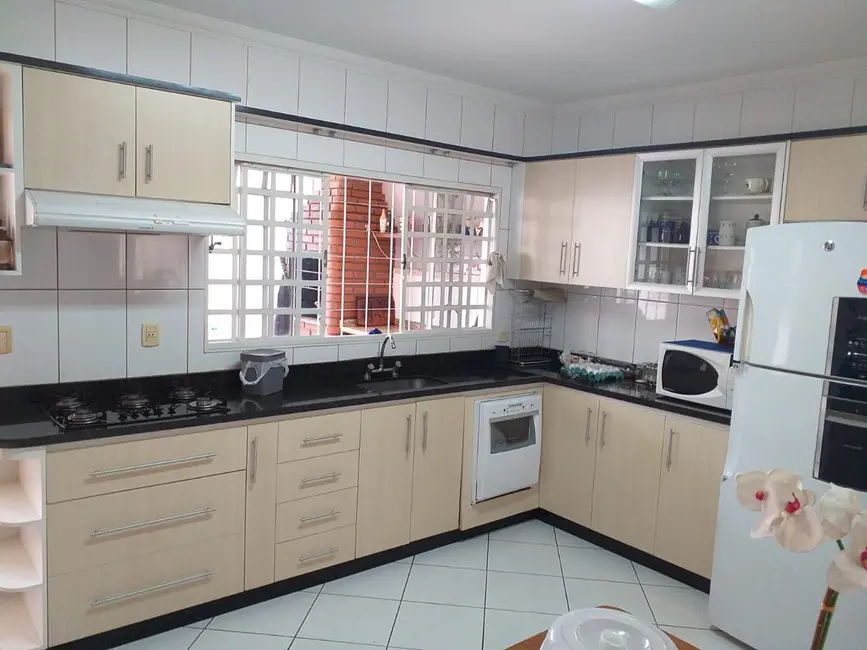 Sobrado com 3 quartos à venda, 177m2 em Jardim Itália II, Maringa - PR - imagem 9 Foto 9 de Sobrado com 3 quartos à venda, 177m2 em Jardim Itália II, Maringa - PR