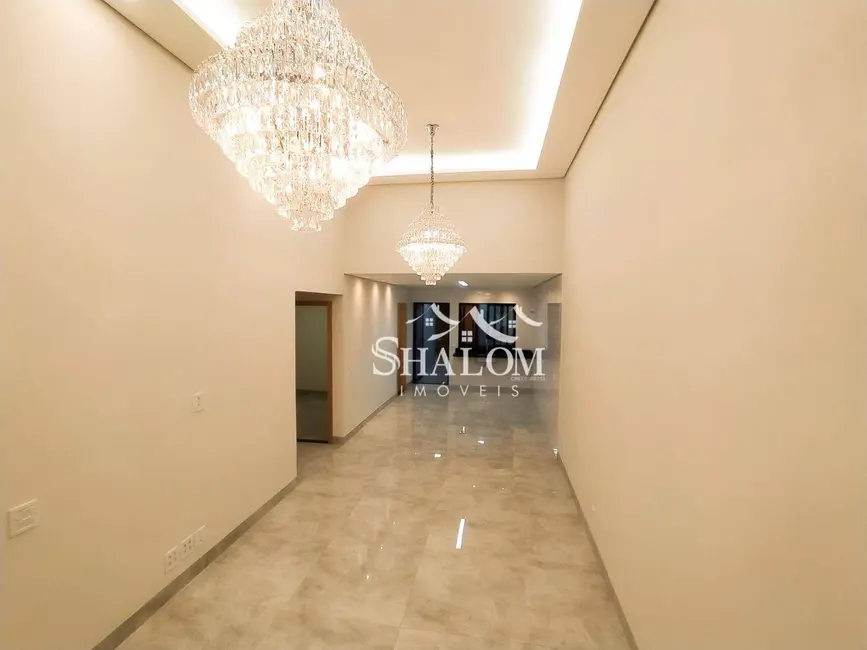 Casa com 3 quartos à venda, 200m2 em Maringa - PR - imagem 2 Foto 2 de Casa com 3 quartos à venda, 200m2 em Maringa - PR