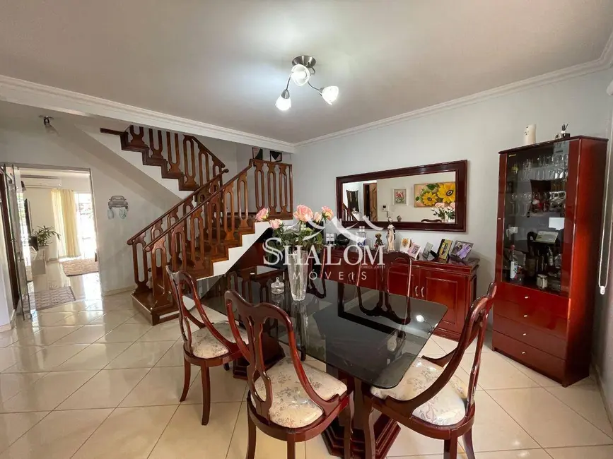 Sobrado com 3 quartos à venda, 270m2 em Zona 08, Maringa - PR - imagem 6 Foto 6 de Sobrado com 3 quartos à venda, 270m2 em Zona 08, Maringa - PR
