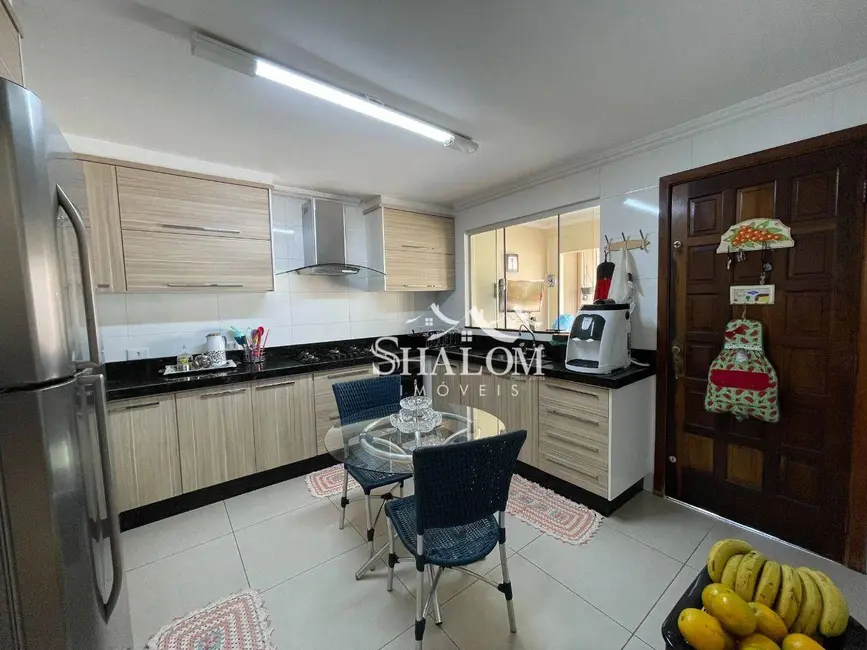 Sobrado com 3 quartos à venda, 270m2 em Zona 08, Maringa - PR - imagem 8 Foto 8 de Sobrado com 3 quartos à venda, 270m2 em Zona 08, Maringa - PR