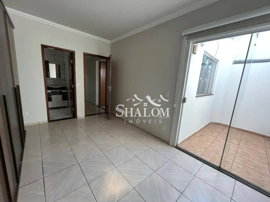 Casa com 3 quartos à venda, 150m2 em Jardim Itália, Maringa - PR - imagem 8 Foto 8 de Casa com 3 quartos à venda, 150m2 em Jardim Itália, Maringa - PR