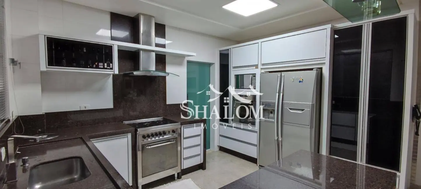 Sobrado com 3 quartos à venda, 800m2 em Zona 08, Maringa - PR - imagem 9 Foto 9 de Sobrado com 3 quartos à venda, 800m2 em Zona 08, Maringa - PR