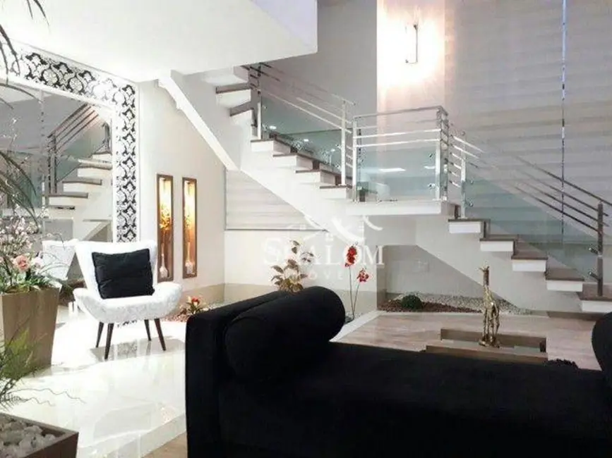 Sobrado com 3 quartos à venda, 200m2 em Jardim Monte Rei, Maringa - PR - imagem 4 Foto 4 de Sobrado com 3 quartos à venda, 200m2 em Jardim Monte Rei, Maringa - PR