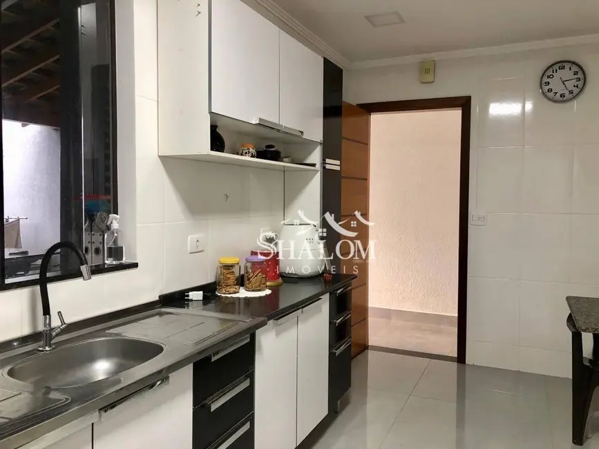 Sobrado com 3 quartos à venda, 150m2 em Jardim Diamante, Maringa - PR - imagem 8 Foto 8 de Sobrado com 3 quartos à venda, 150m2 em Jardim Diamante, Maringa - PR