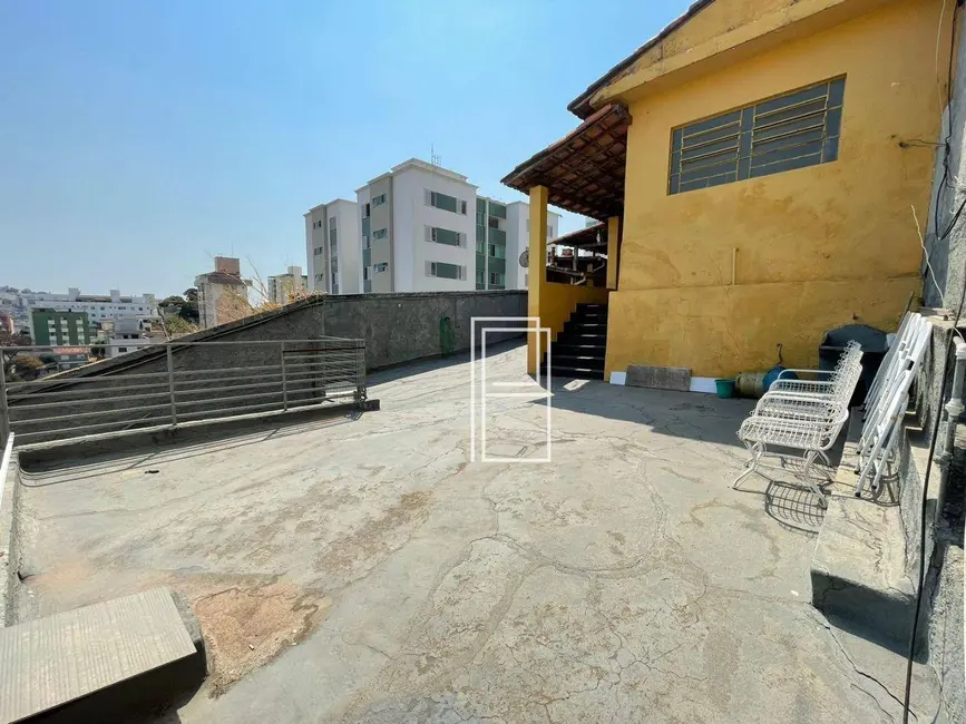 Casa com 3 quartos à venda, 400m2 em Sagrada Família, Belo Horizonte - MG - imagem 6 Foto 6 de Casa com 3 quartos à venda, 400m2 em Sagrada Família, Belo Horizonte - MG
