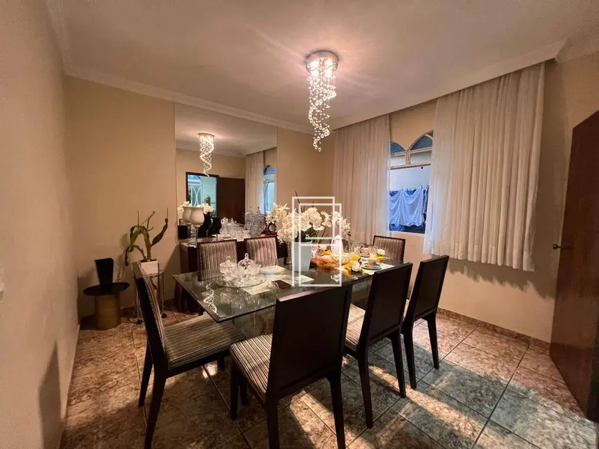 Casa com 3 quartos à venda, 230m2 em Goiânia, Belo Horizonte - MG - imagem 2 Foto 2 de Casa com 3 quartos à venda, 230m2 em Goiânia, Belo Horizonte - MG