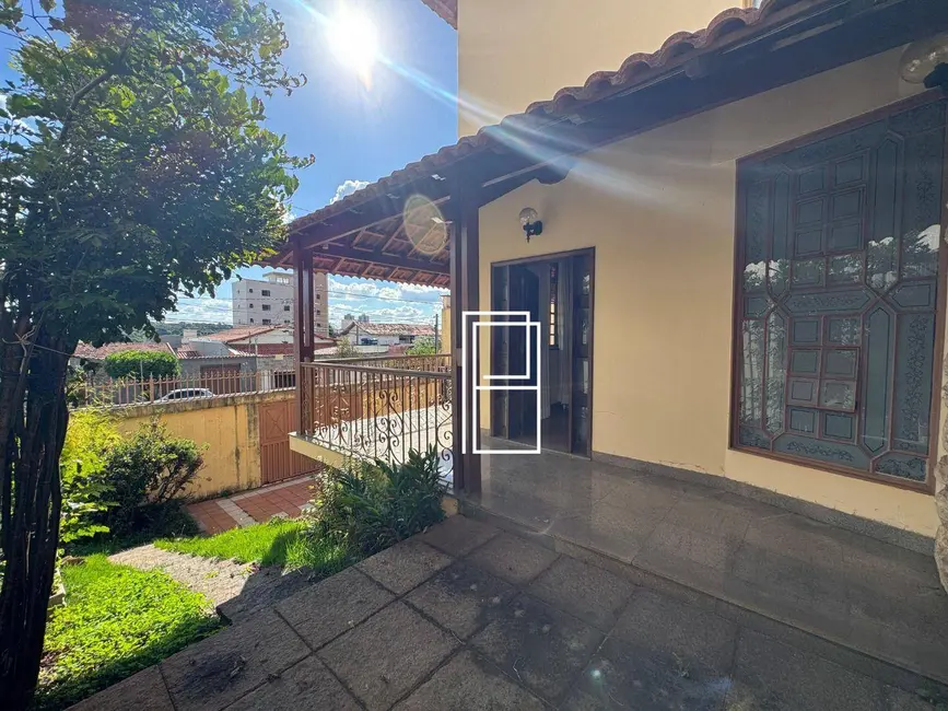 Foto 4 de Casa com 5 quartos à venda, 360m2 em Santa Inês, Belo Horizonte - MG