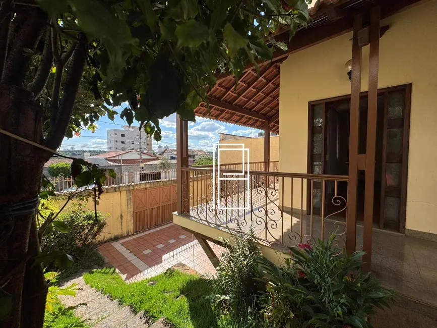 Foto 8 de Casa com 5 quartos à venda, 360m2 em Santa Inês, Belo Horizonte - MG