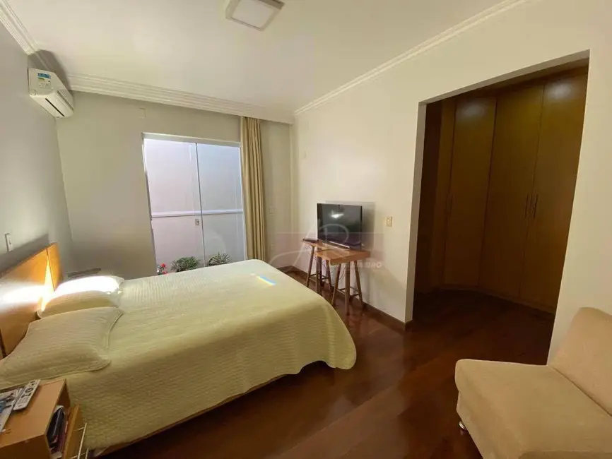 Casa com 4 quartos à venda, 362m2 em Pouso Alegre - MG - imagem 8 Foto 8 de Casa com 4 quartos à venda, 362m2 em Pouso Alegre - MG