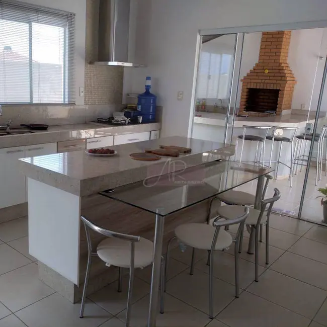 Foto 1 de Casa com 4 quartos à venda, 300m2 em Pouso Alegre - MG