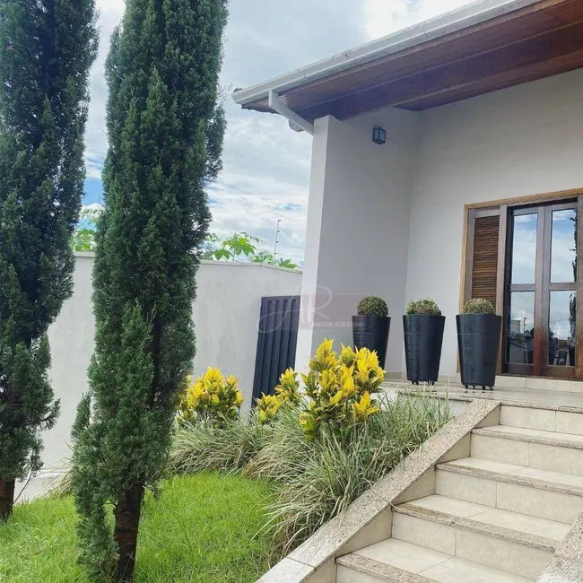 Foto 2 de Casa com 3 quartos à venda, 360m2 em Pouso Alegre - MG