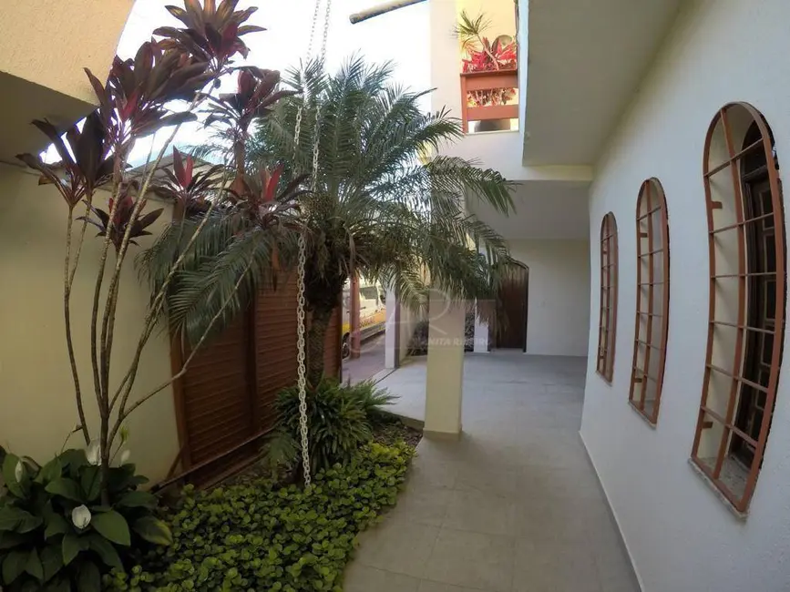 Foto 2 de Casa com 4 quartos à venda, 400m2 em Saúde, Pouso Alegre - MG