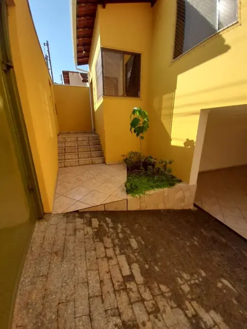 Foto 1 de Casa com 3 quartos à venda, 237m2 em Saúde, Pouso Alegre - MG