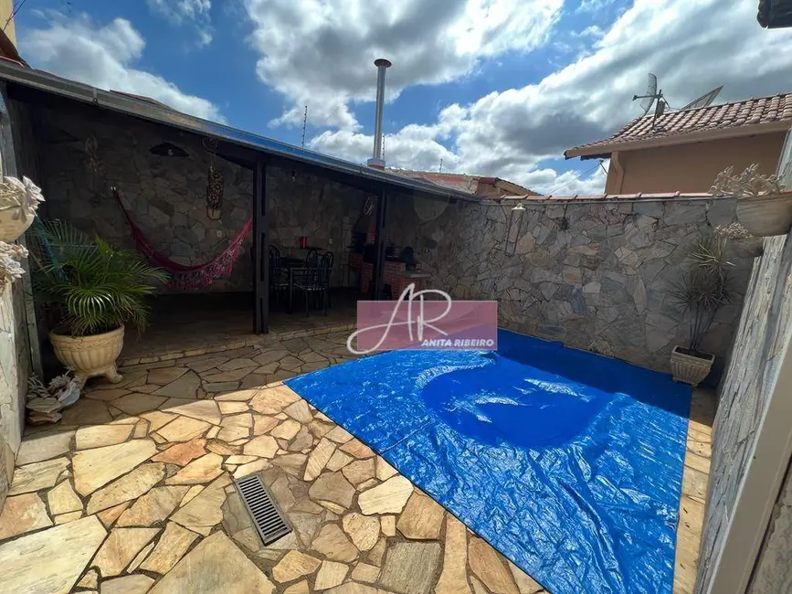 Foto 2 de Casa com 2 quartos à venda, 160m2 em São Carlos, Pouso Alegre - MG