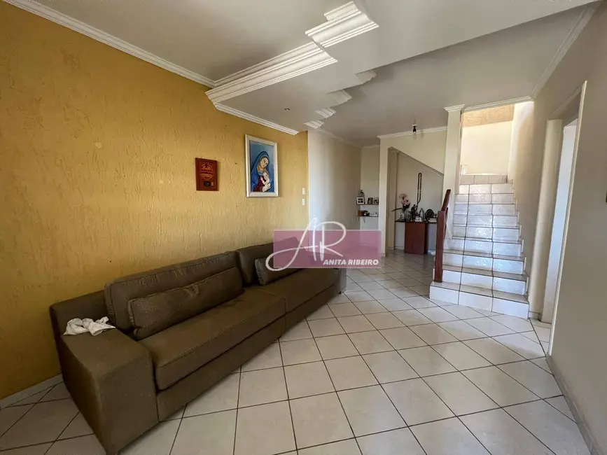 Casa com 4 quartos à venda, 450m2 em Pouso Alegre - MG - imagem 3 Foto 3 de Casa com 4 quartos à venda, 450m2 em Pouso Alegre - MG