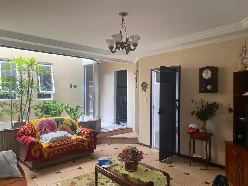 Foto 2 de Casa com 3 quartos à venda, 250m2 em João Paulo II, Pouso Alegre - MG