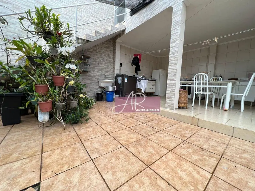 Foto 1 de Casa com 3 quartos à venda, 150m2 em São Carlos, Pouso Alegre - MG