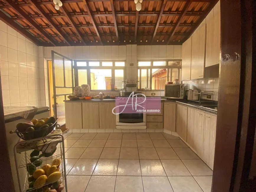 Casa com 6 quartos à venda, 210m2 em Centro, Pouso Alegre - MG - imagem 6 Foto 6 de Casa com 6 quartos à venda, 210m2 em Centro, Pouso Alegre - MG
