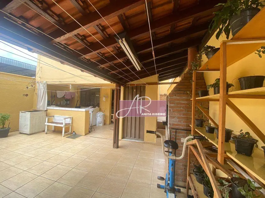Casa com 6 quartos à venda, 210m2 em Centro, Pouso Alegre - MG - imagem 4 Foto 4 de Casa com 6 quartos à venda, 210m2 em Centro, Pouso Alegre - MG