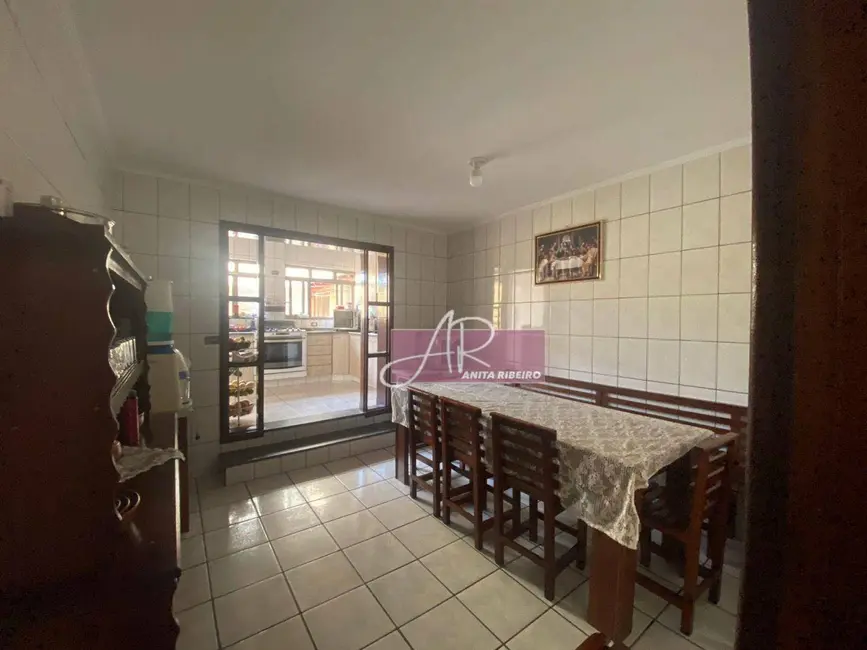 Casa com 6 quartos à venda, 210m2 em Centro, Pouso Alegre - MG - imagem 8 Foto 8 de Casa com 6 quartos à venda, 210m2 em Centro, Pouso Alegre - MG