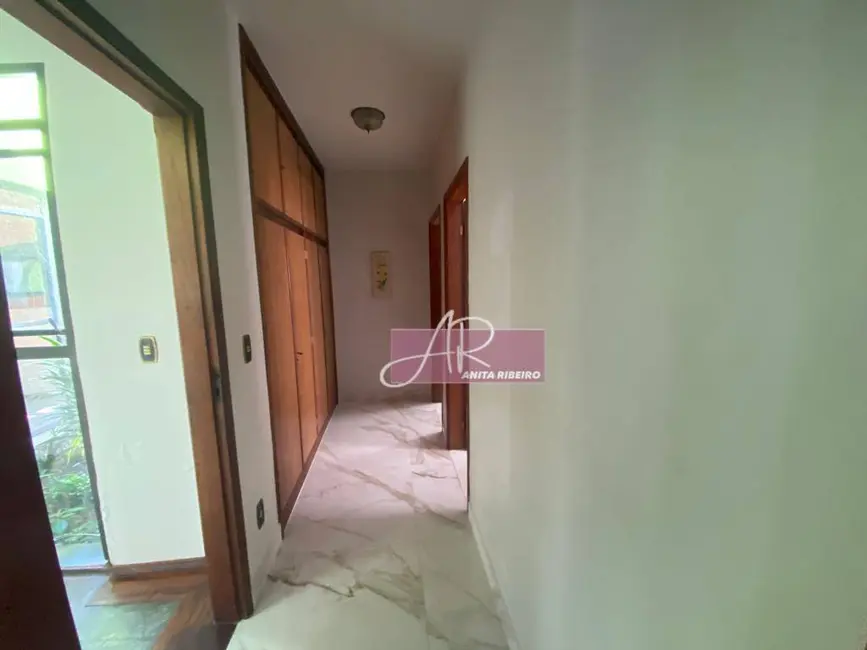 Casa com 5 quartos à venda, 248m2 em Centro, Pouso Alegre - MG - imagem 6 Foto 6 de Casa com 5 quartos à venda, 248m2 em Centro, Pouso Alegre - MG