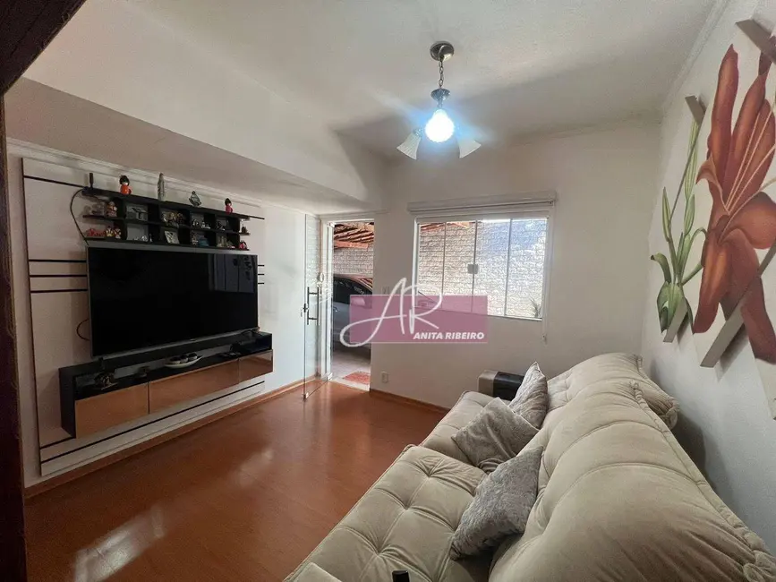 Foto 2 de Casa com 4 quartos à venda, 200m2 em Primavera, Pouso Alegre - MG
