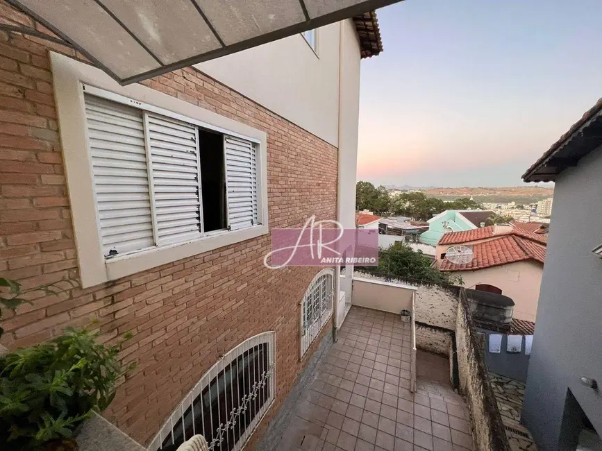 Casa com 9 quartos à venda, 306m2 em Centro, Pouso Alegre - MG - imagem 6 Foto 6 de Casa com 9 quartos à venda, 306m2 em Centro, Pouso Alegre - MG
